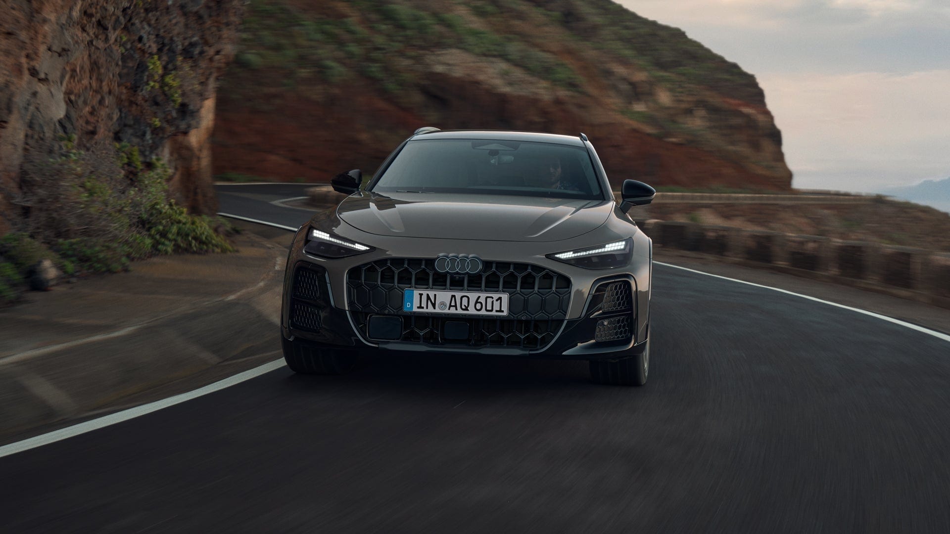 Audi A6 allroad fährt auf einer Bergstraße