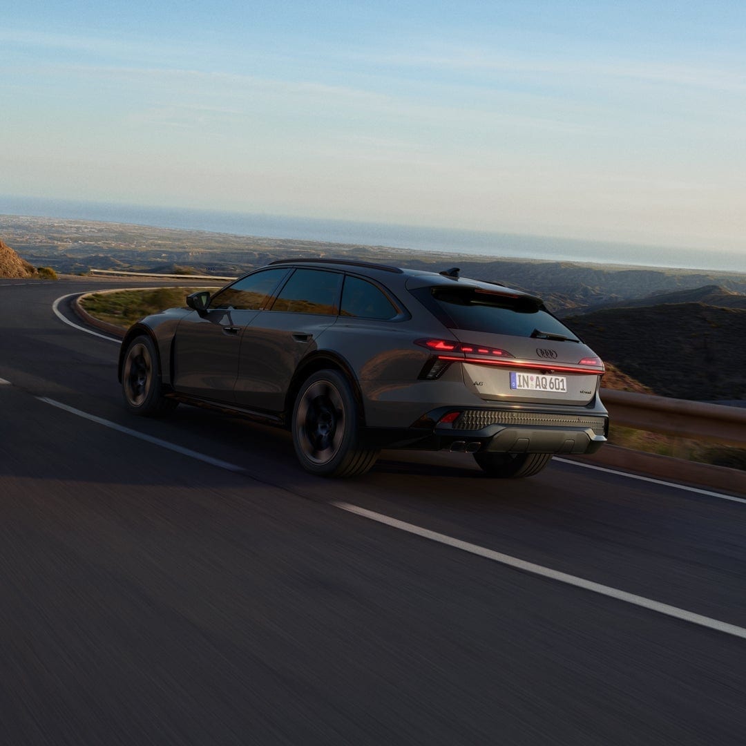 Audi A6 allroad schräg von hinten in einer Kurve